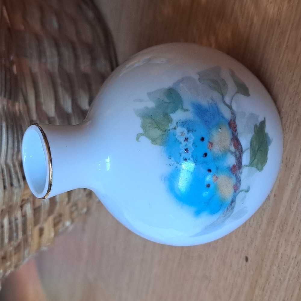 Vintage 1970s porcelain vase